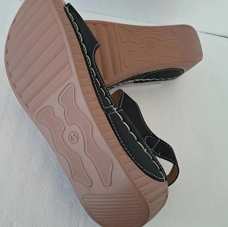 Sandales Compensées A Fleurs Noir - met kras - Maat 41 – photo 5